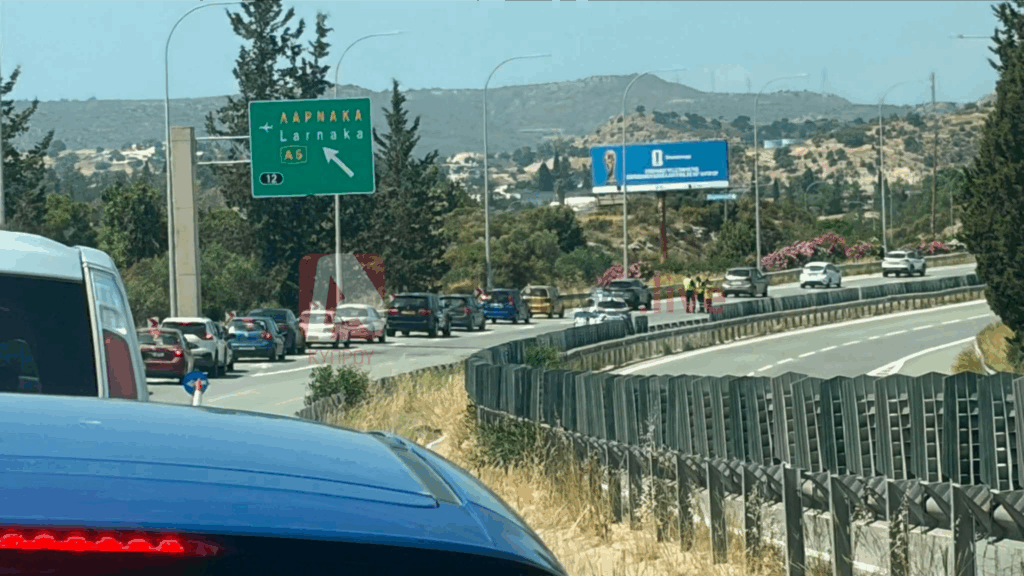 &Phi;&Omega;&Tau;&Omicron;: &Phi;&rho;&iota;&kappa;&tau;ό &theta;&alpha;&nu;&alpha;&tau;&eta;&phi;ό&rho;&omicron; &sigma;&tau;&omicron; highway, &pi;&rho;&omicron;&sigma;&pi;ά&theta;&eta;&sigma;&epsilon; &nu;&alpha; &alpha;&pi;&omicron;&phi;ύ&gamma;&epsilon;&iota; &sigma;&kappa;ύ&lambda;&omicron; &kappa;&alpha;&iota; &sigma;&kappa;&omicron;&tau;ώ&theta;&eta;&kappa;&epsilon; &mu;&omicron;&tau;&omicron;&sigma;&iota;&kappa;&lambda;&epsilon;&tau;&iota;&sigma;&tau;ή&sigmaf;