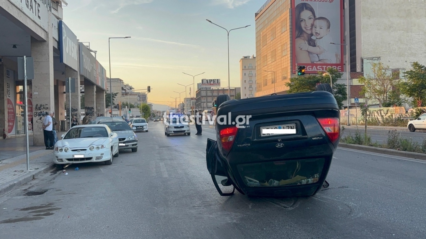 Σοβαρό τροχαίο στη Θεσσαλονίκη: Αυτοκίνητο «καρφώθηκε» πάνω σε παρκαρισμένα οχήματα (ΒΙΝΤΕΟ)