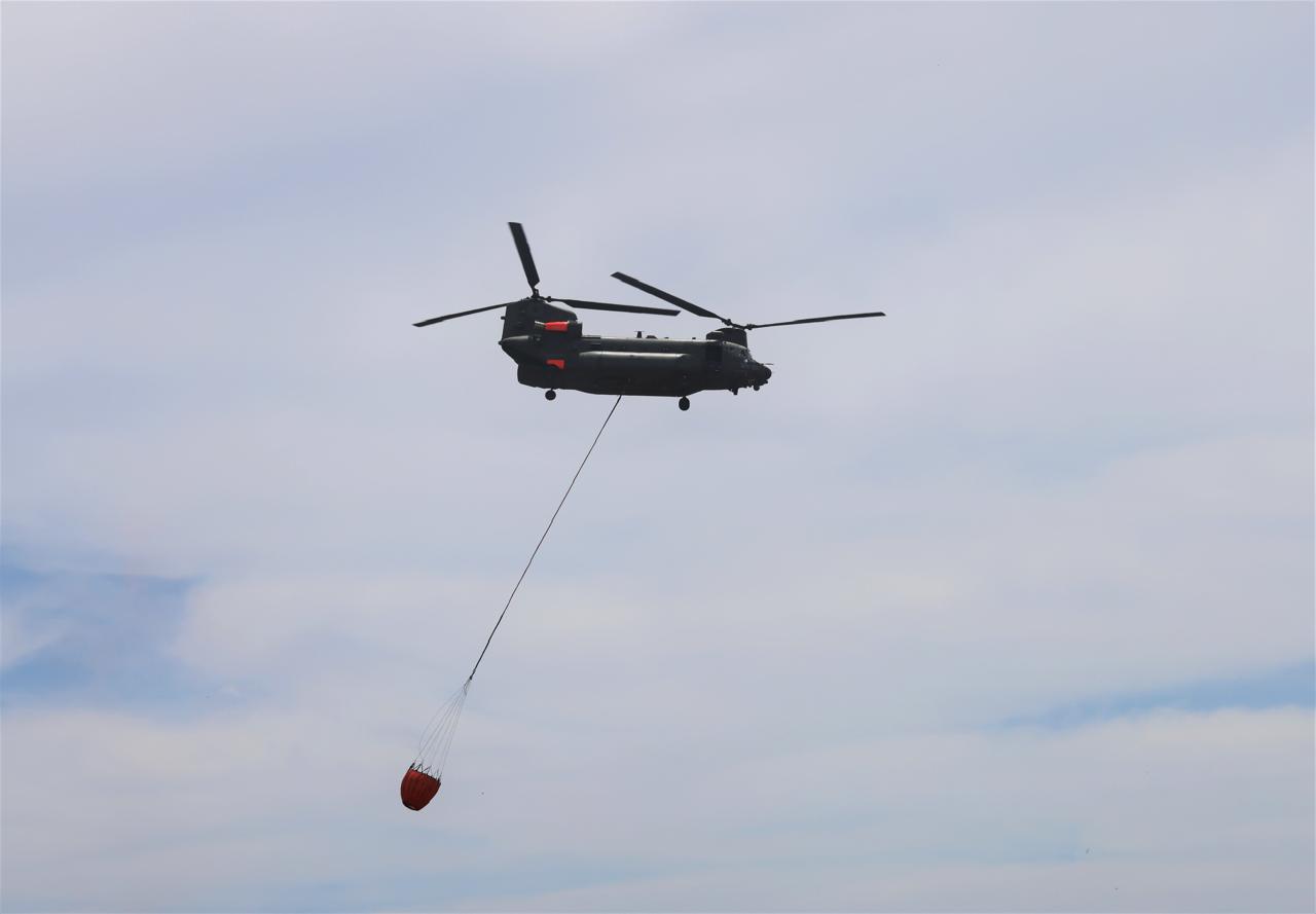 ΦΩΤΟ: «Ετοιμοπόλεμο» το ελικόπτερο Chinook των Βρετανικών Βάσεων ενόψει πυρκαγιών
