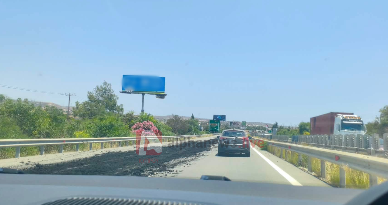 ΦΩΤΟ: «Μαύρισε» ο αυτοκινητόδρομος Λεμεσού-Λευκωσίας, έπεσαν χαλίκια από φορτηγό
