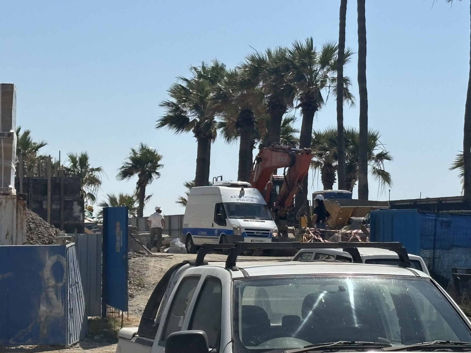 ΦΩΤΟ: Μεγάλη επιχείρηση ΥΑΜ με ισχυρή αστυνομική δύναμη σε υπό ανέγερση κτίριο στη Λάρνακα