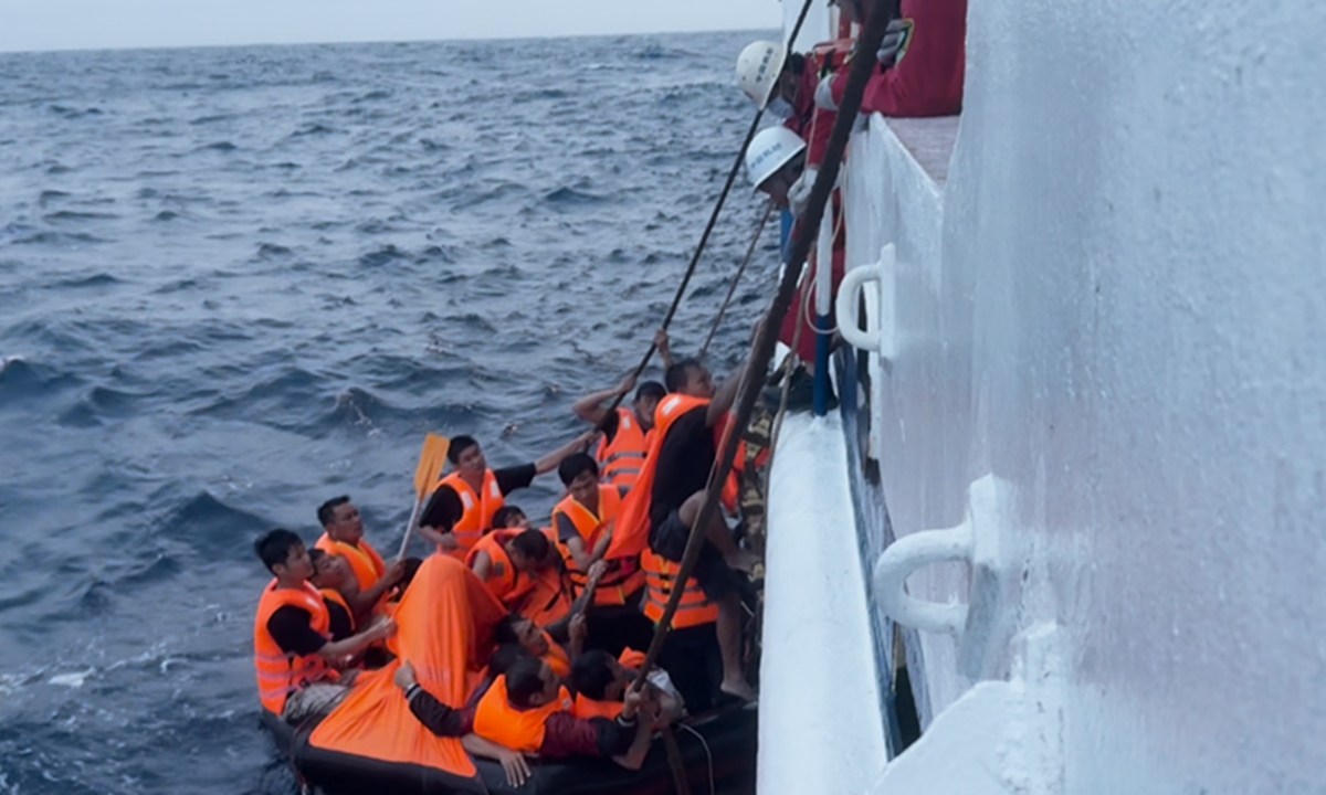Ναυάγιο στη Νότια Σινική Θάλασσα: 17 ναυτικοί εξακολουθούν να αγνοούνται (ΦΩΤΟ)