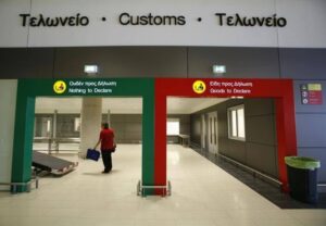 Έφτασαν στο αεροδρόμιο Λάρνακας με πανάκριβα ρολόγια και είδη ένδυσης χωρίς να τα δηλώσουν