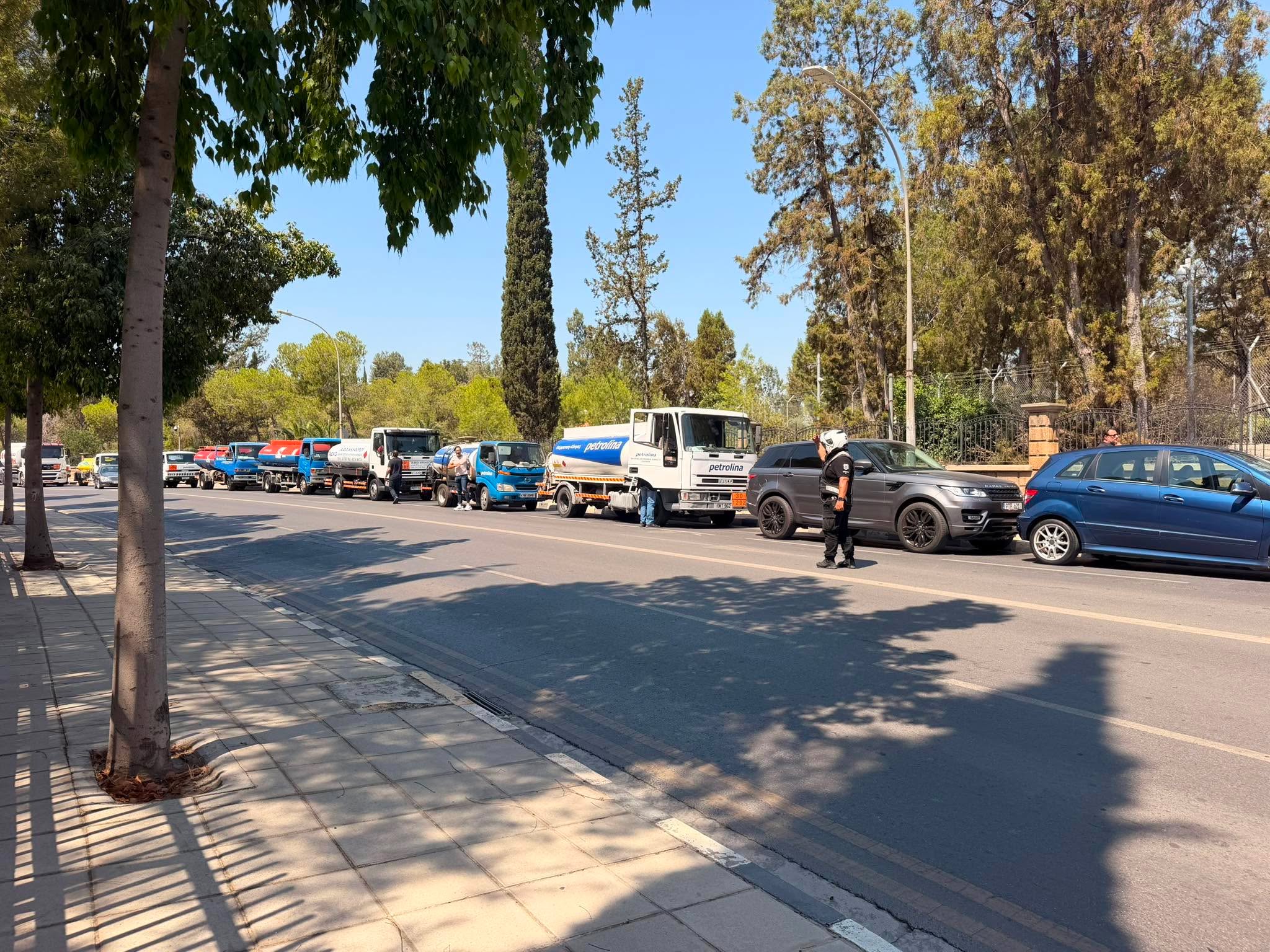 ΒΙΝΤΕΟ&ΦΩΤΟ: Βυτιοφόρα έξω από το Προεδρικό, φωνάζουν οι Πρατηριούχοι