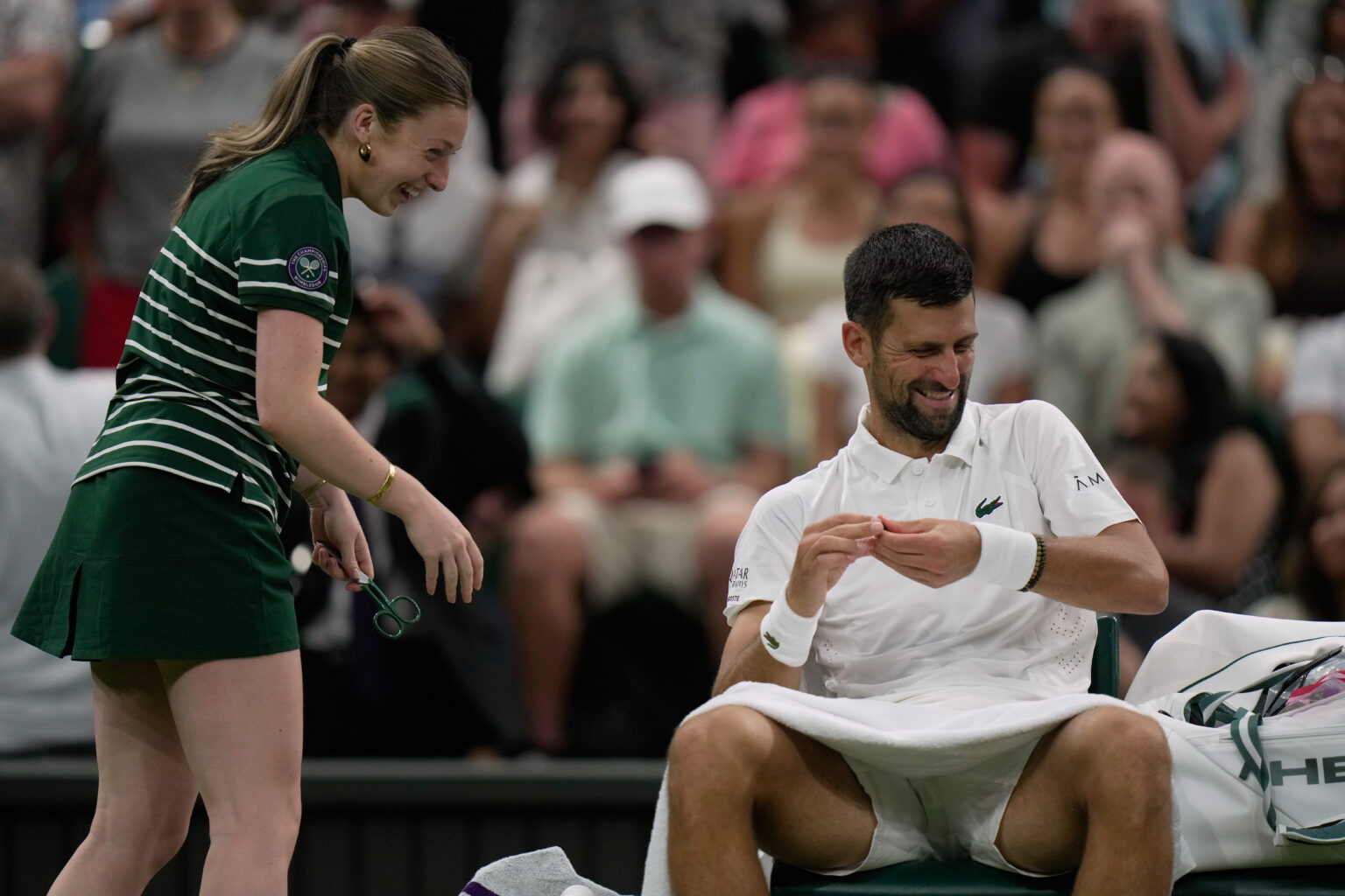 Η πλάκα του Τζόκοβιτς σε ball girl στο ματς με Τσιτσιπά: Της έκοψε την… χολή (ΒΙΝΤΕΟ)