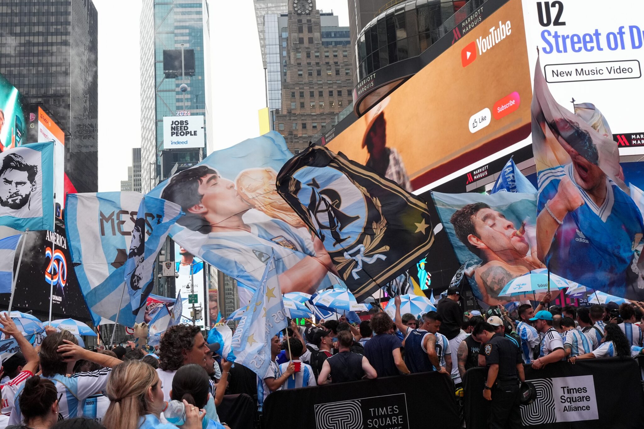 Η Times Square βούλιαξε από Αργεντινούς: Μεγάλο πάρτι ενόψει τελικού (ΒΙΝΤΕΟ)