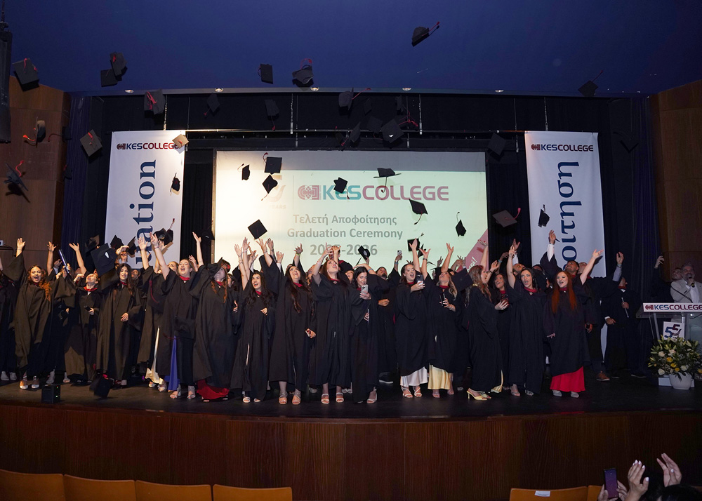&Delta;&iota;&pi;&lambda;ή &Gamma;&iota;&omicron;&rho;&tau;ή &gamma;&iota;&alpha; &tau;&omicron; KES College: &Epsilon;&pi;&epsilon;&tau;&epsilon;&iota;&alpha;&kappa;ή &Tau;&epsilon;&lambda;&epsilon;&tau;ή &Alpha;&pi;&omicron;&phi;&omicron;ί&tau;&eta;&sigma;&eta;&sigmaf; &kappa;&alpha;&iota; &Epsilon;&omicron;&rho;&tau;&alpha;&sigma;&mu;ό&sigmaf; 55 &Chi;&rho;ό&nu;&omega;&nu; &Pi;&rho;&omicron;&sigma;&phi;&omicron;&rho;ά&sigmaf;