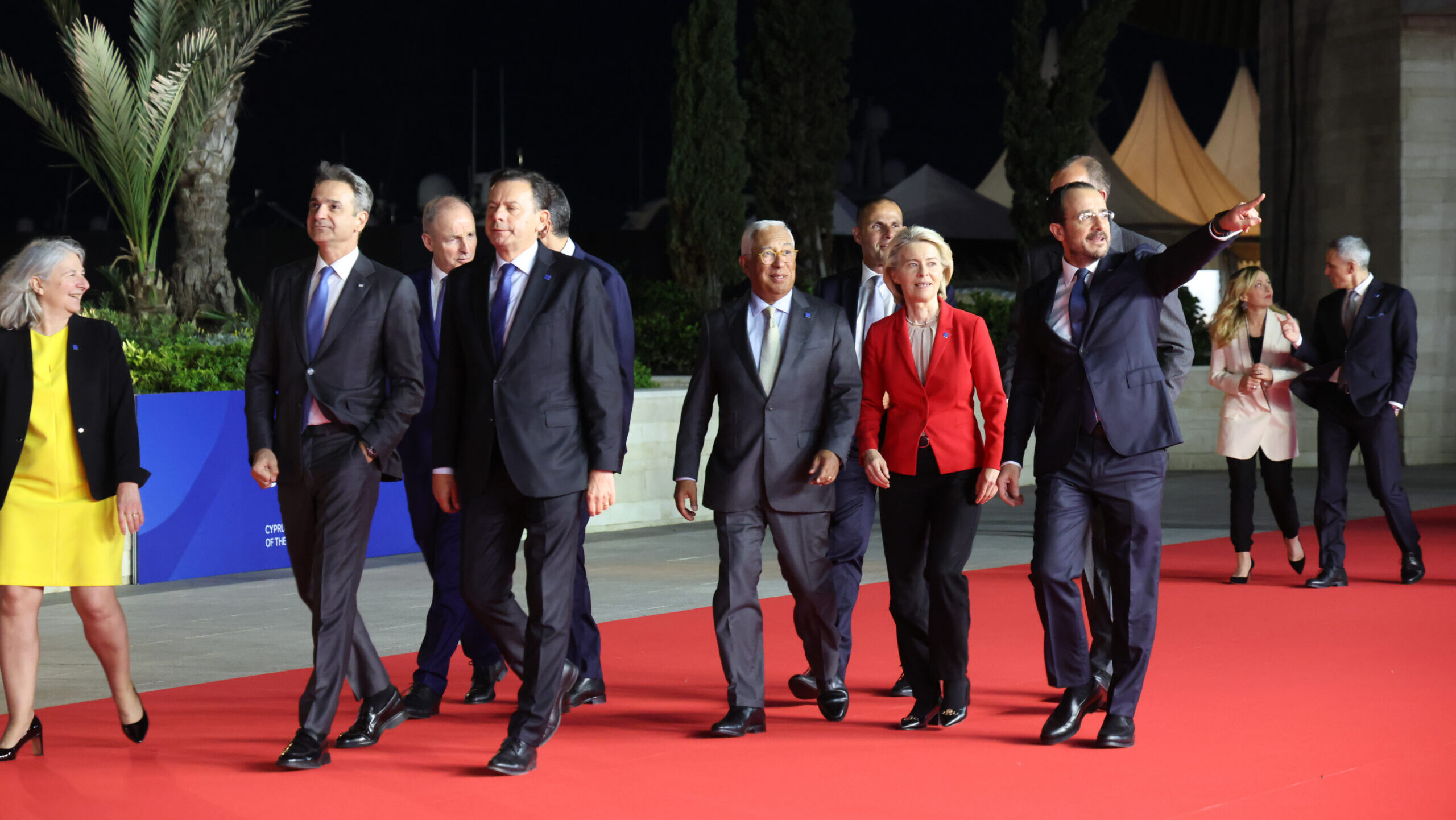&Mu;&pi;&alpha;&rho;ά&zeta; &tau;&eta;&lambda;&epsilon;&phi;&omega;&nu;&eta;&mu;ά&tau;&omega;&nu; &Pi;&tau;&Delta; &mu;&epsilon; &Omicron;ύ&rho;&sigma;&omicron;&upsilon;&lambda;&alpha;-&Alpha;&nu;&tau;ό&nu;&iota;&omicron;: &Tau;&omicron; &pi;&alpha;&rho;&alpha;&sigma;&kappa;ή&nu;&iota;&omicron; &tau;&eta;&sigmaf; &sigma;&upsilon;&nu;ά&nu;&tau;&eta;&sigma;&eta;&sigmaf; &mu;&epsilon; &Epsilon;&rho;&nu;&tau;&omicron;&gamma;ά&nu; &kappa;&alpha;&iota; &tau;&iota; &epsilon;ί&pi;&alpha;&nu; &gamma;&iota;&alpha; &Kappa;&upsilon;&pi;&rho;&iota;&alpha;&kappa;ό