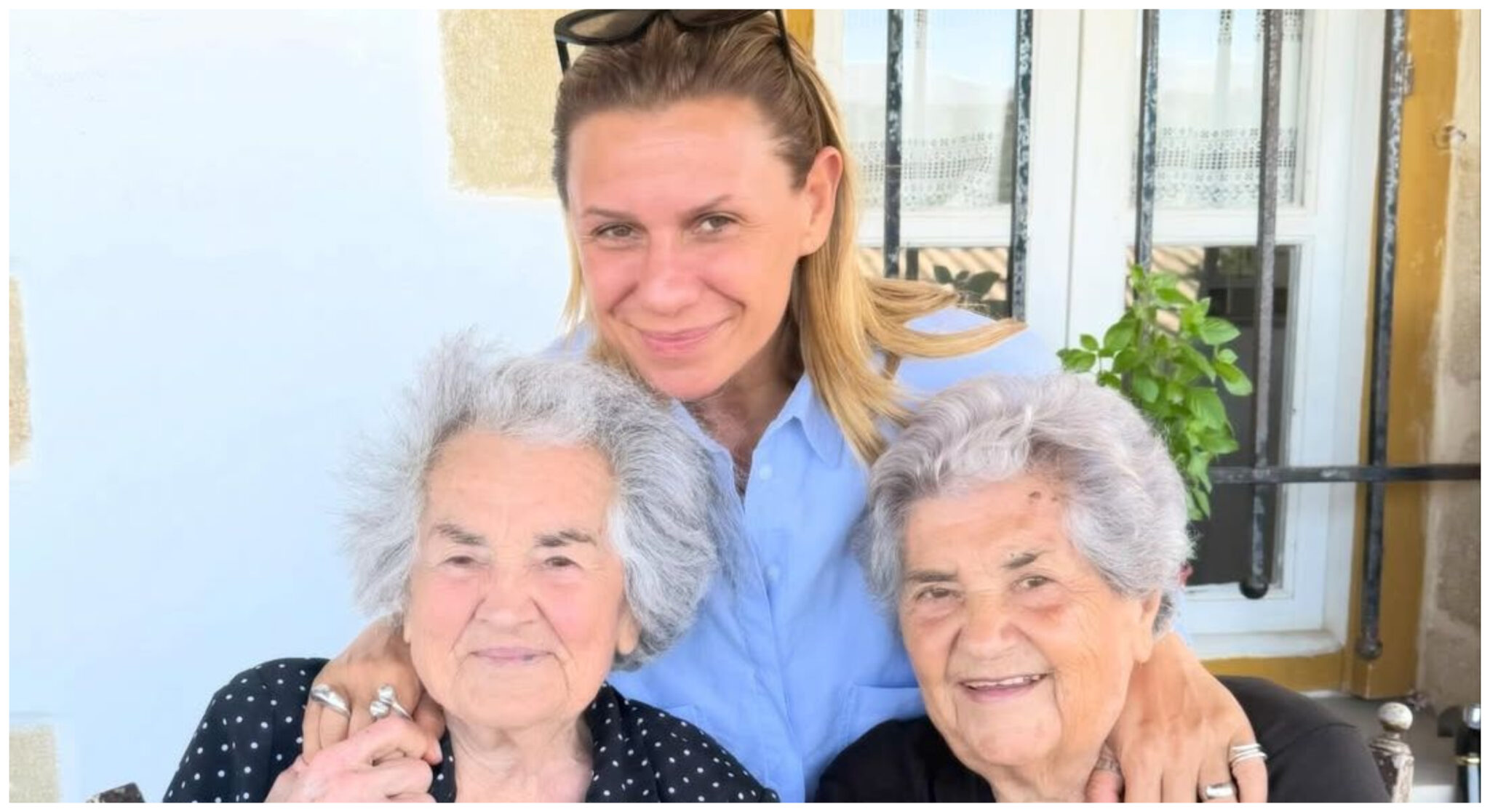 Κατερίνα Καραβάτου: Η συγκινητική επανένωση με τις 90χρονες θείες της, Ελένη και Μαρίκα