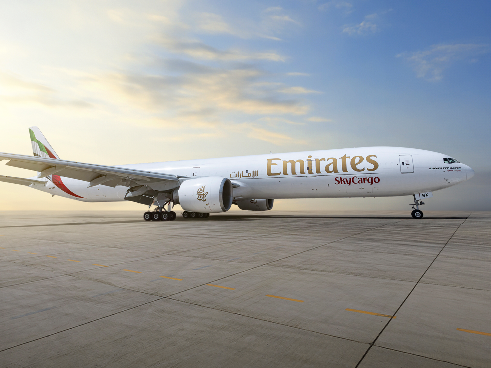 Η Emirates γίνεται η πρώτη αεροπορική εταιρεία μεταφοράς φορτίων που θέτει σε λειτουργία το Boeing 777-300ERSF
