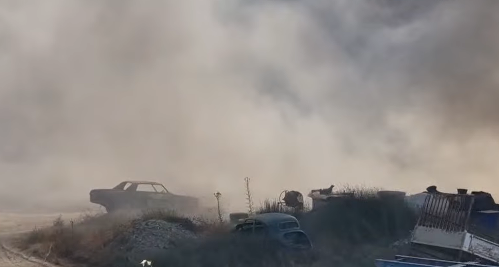 Μάχη με τις φλόγες στους Εργάτες: Επηρεάστηκαν οχήματα και υποστατικά (ΒΙΝΤΕΟ)