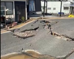 Άνοιξε η γη… πέντε νεκροί από το ισχυρό χτύπημα του εγκέλαδου στην Ιαπωνία (ΒΙΝΤΕΟ&ΦΩΤΟ)