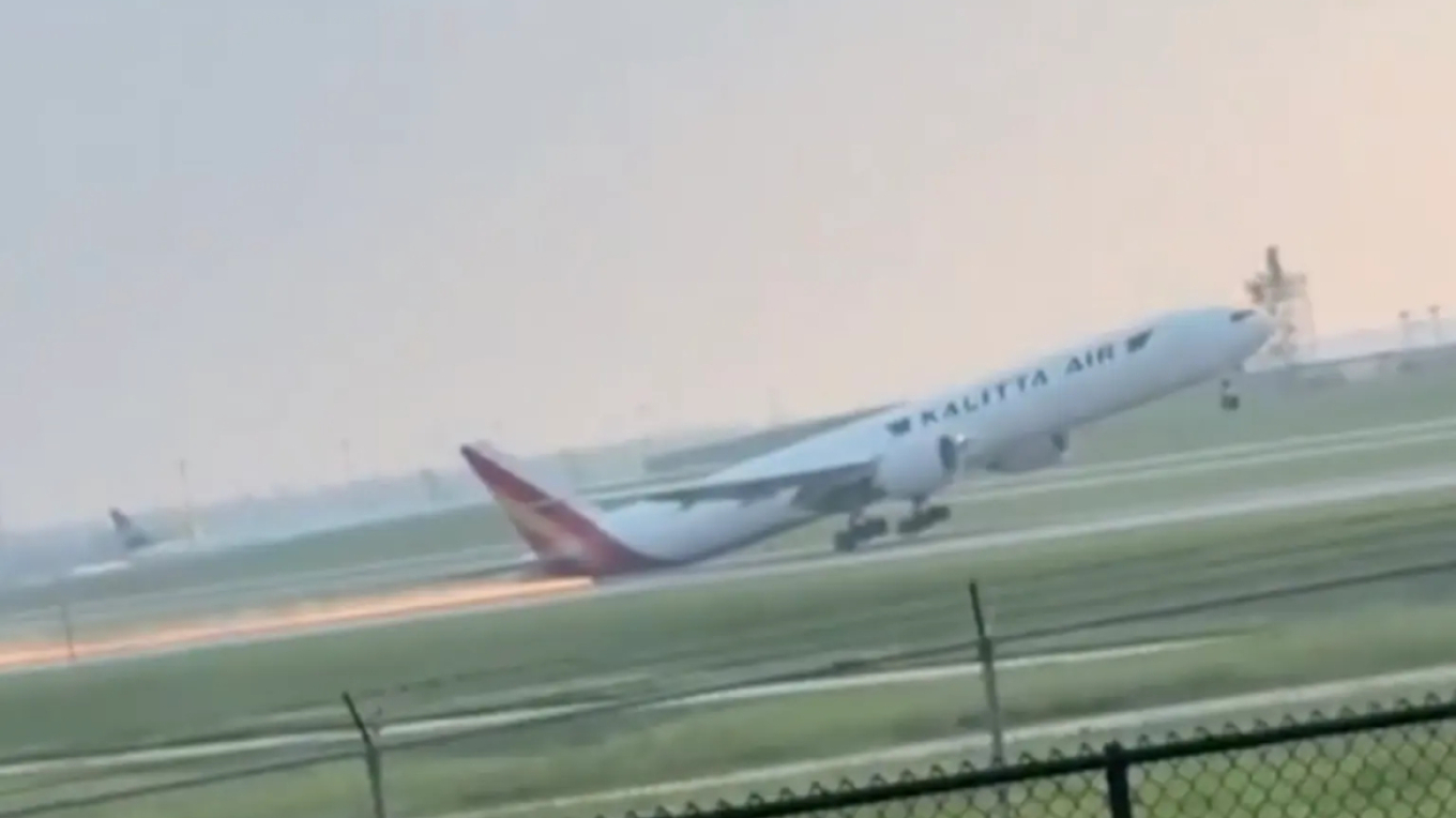 ΒΙΝΤΕΟ: Τρόμος σε αεροδρόμιο στο Κεντάκι, boeing σέρνεται στον διάδρομο και πετά σπίθες
