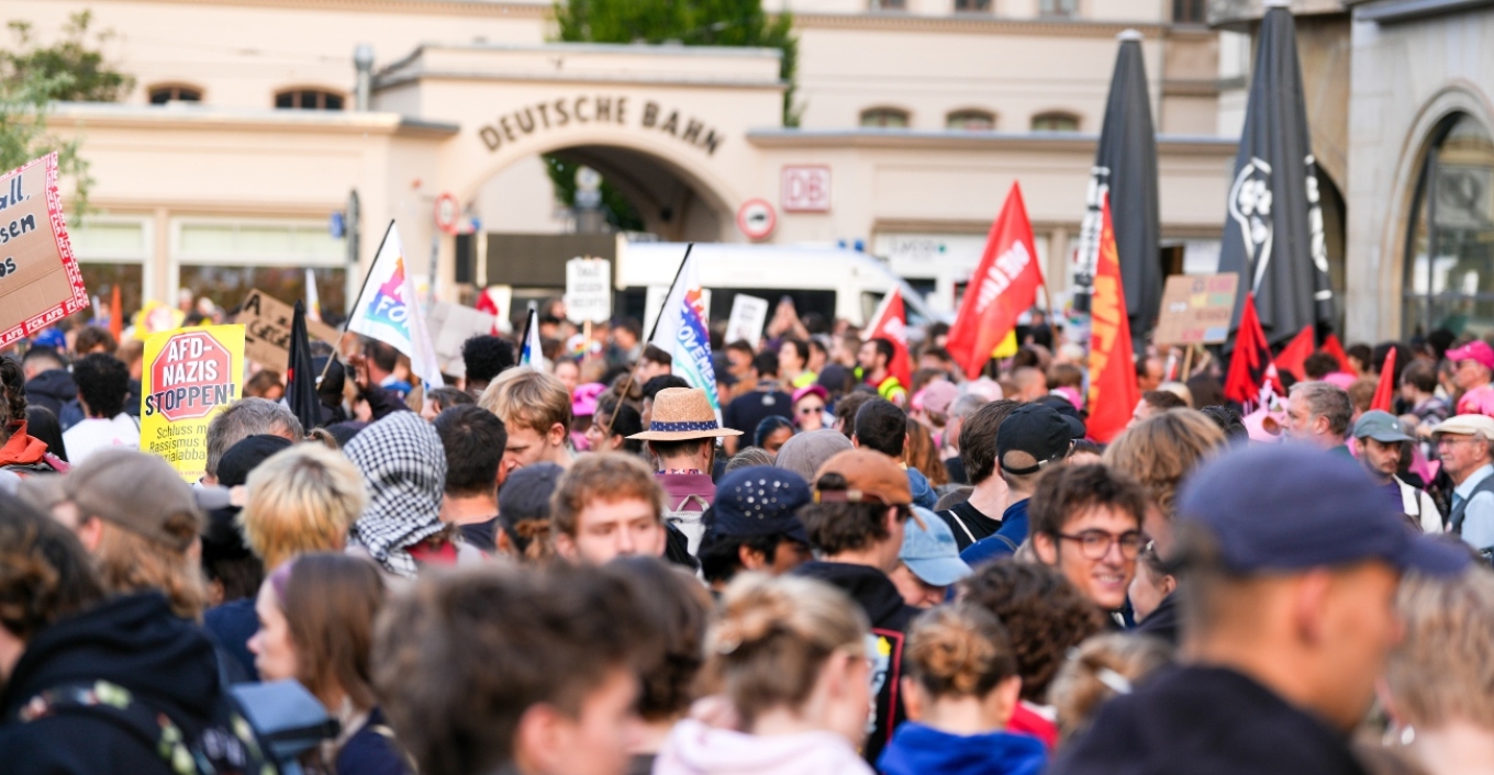 Μπλόκο χιλιάδων διαδηλωτών στο συνέδριο του ακροδεξιού AfD στην Ερφούρτη