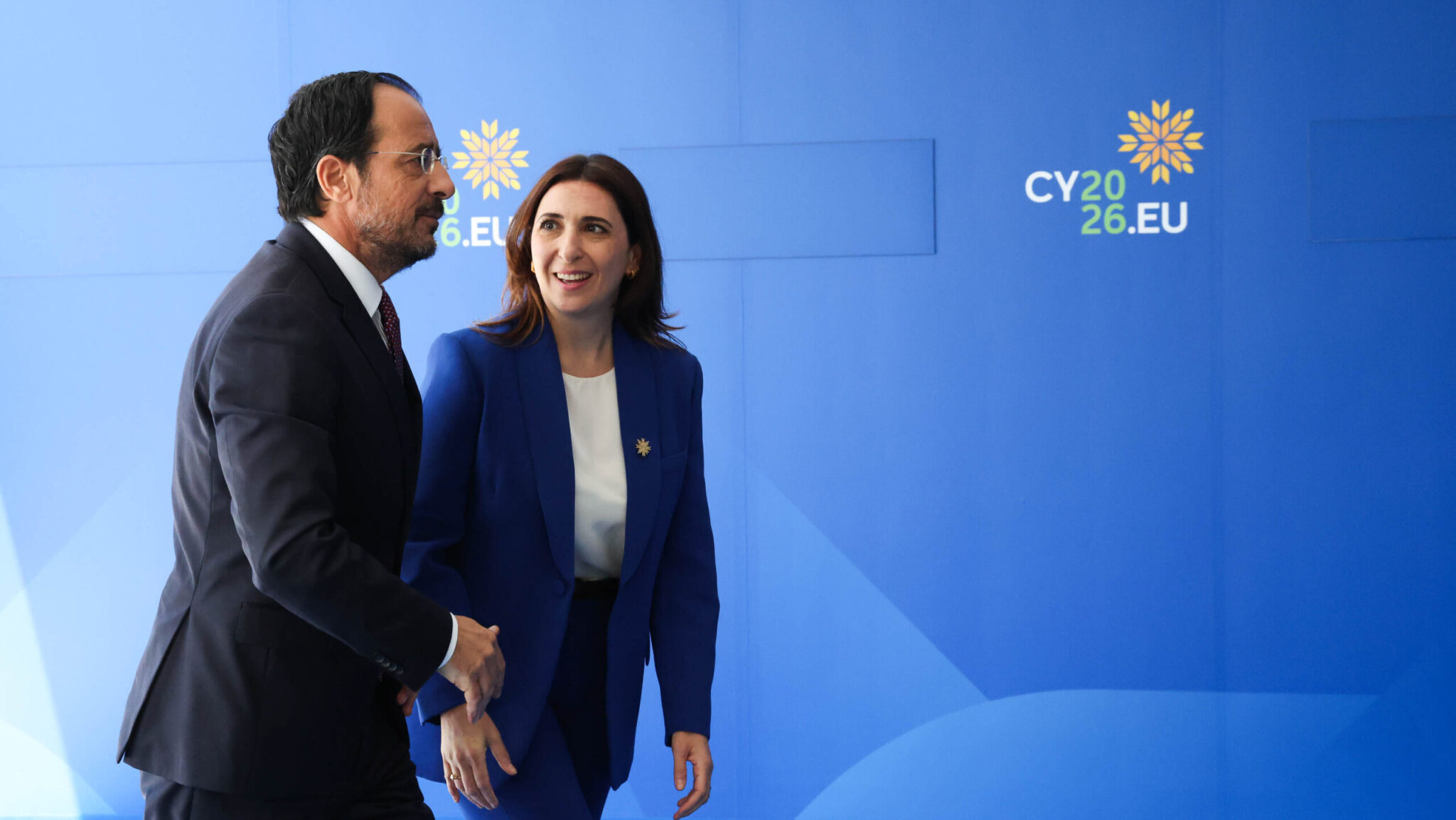 Ερίζουν για τη Ραουνά: Σφοδρή αντιπαράθεση κυβέρνησης-αντιπολίτευσης για την επέκταση της θητείας της Υφυπουργού