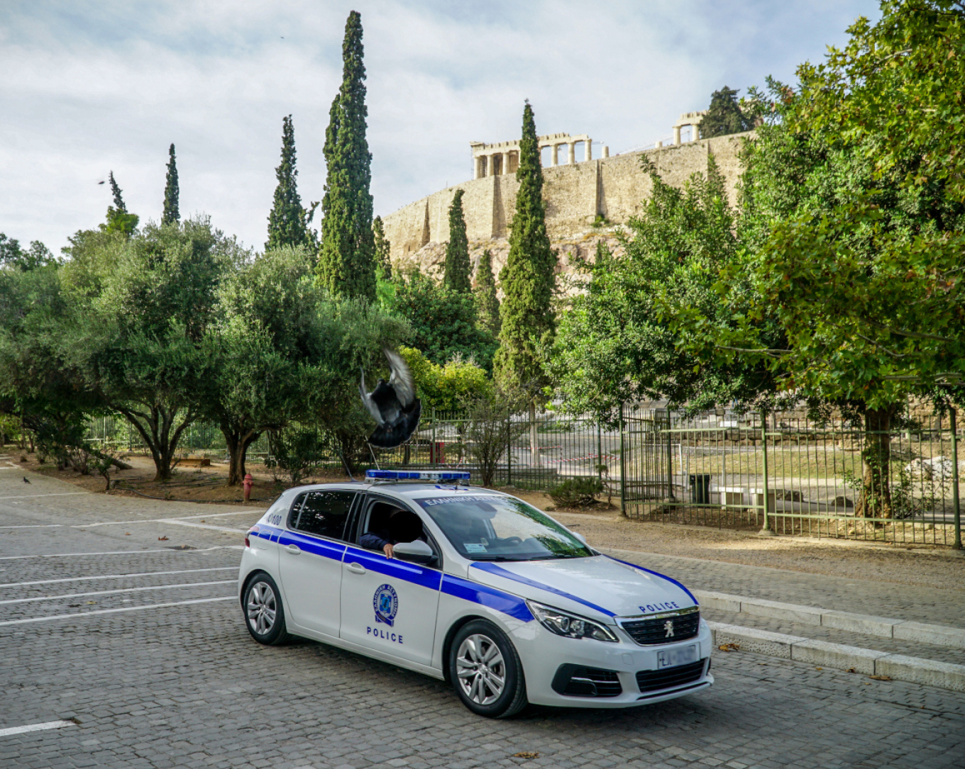 Συναγερμός στην Αθήνα: Άνδρας με μαχαίρι επιτέθηκε σε τουρίστες στην Ακρόπολη