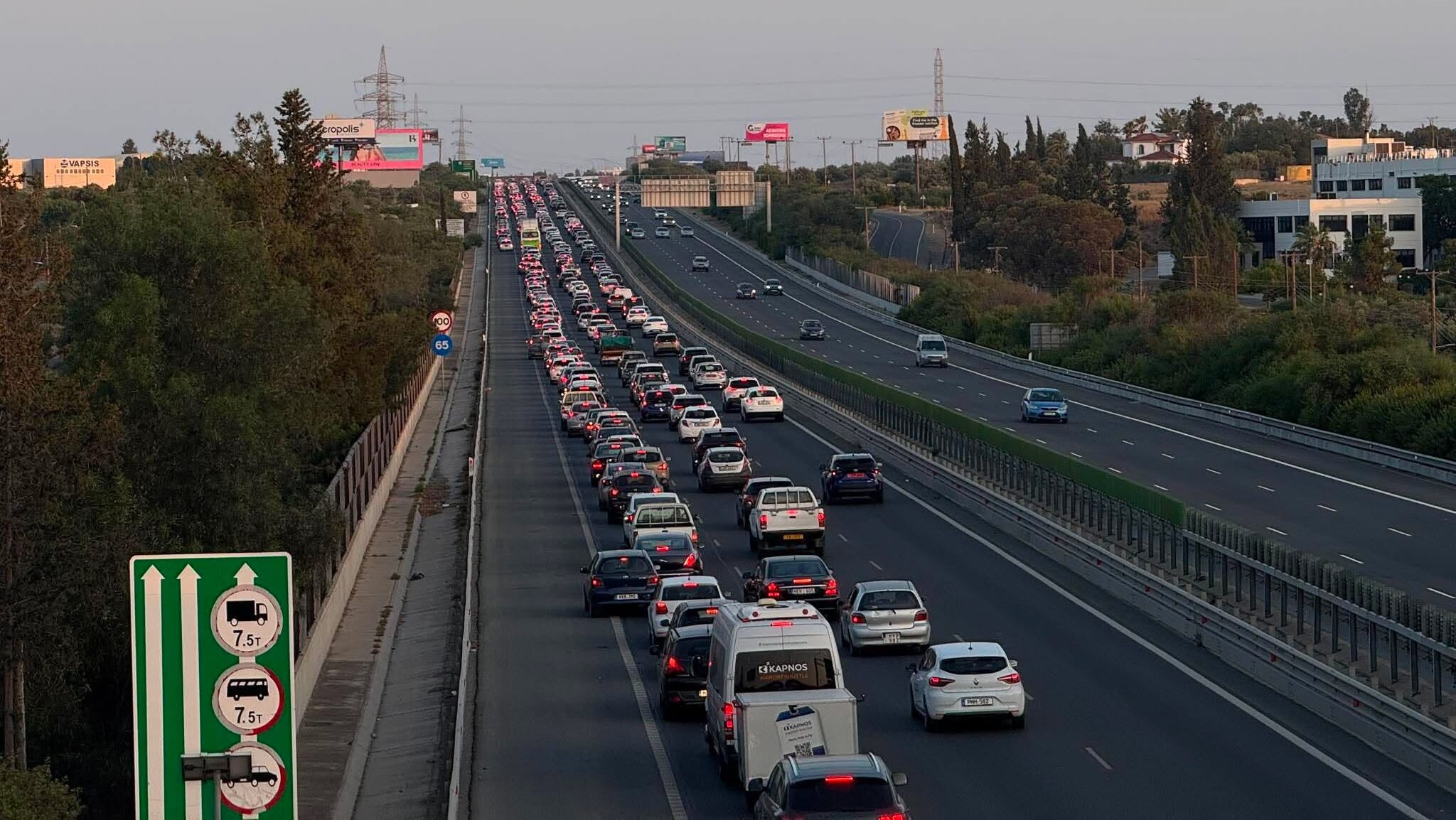 Τρείς ασθενείς κινδύνευσαν μέσα στο κυκλοφοριακό χάος στον αυτοκινητόδρομο