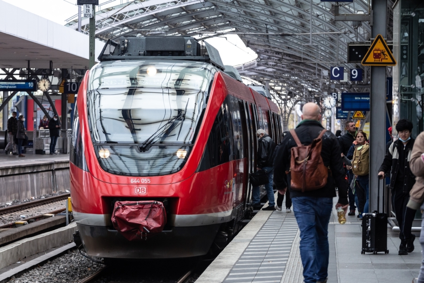 Έλεγχος εισιτηρίων μετατράπηκε σε εφιάλτη στη Γερμανία, εργαζόμενος έπεσε από κινούμενο τρένο