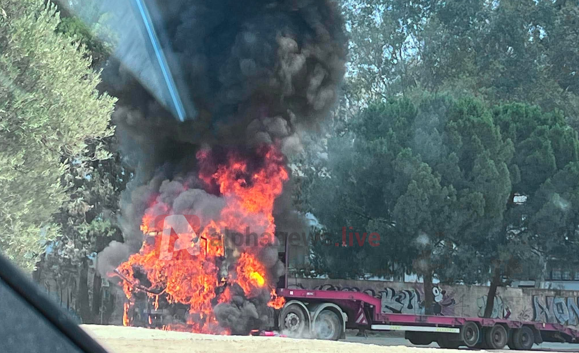 ΦΩΤΟ: Στις φλόγες τυλίχθηκε φορτηγό στην Λευκωσία