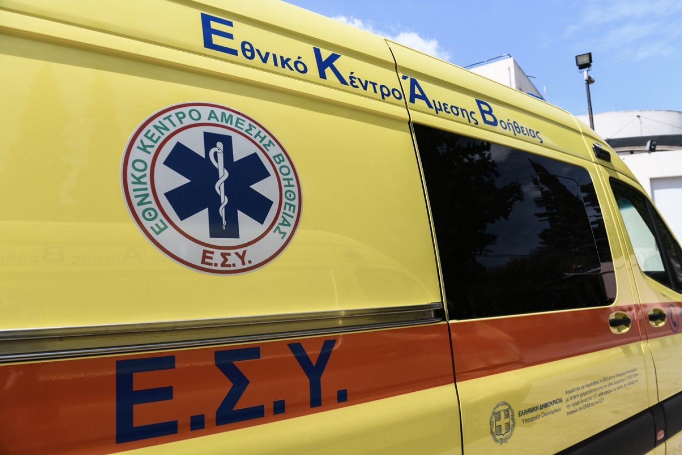 Δύο Αιγύπτιοι τραυματίες από πρόσκρουση «γουρούνας» σε ελιά στα Χανιά