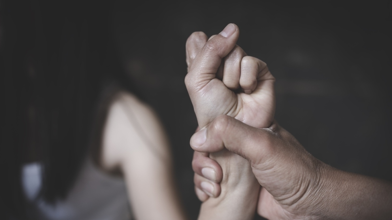 Άγριος ξυλοδαρμός γυναίκας μπροστά στα μάτια του 3χρονου γιου της, συνελήφθη ο σύζυγός της