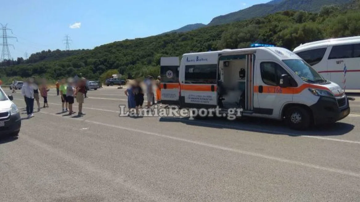 ΦΩΤΟ: Σοβαρά τραυματισμένη Αμερικανίδα τουρίστρια μετά από παράσυρση από αυτοκίνητο στις Θερμοπύλες