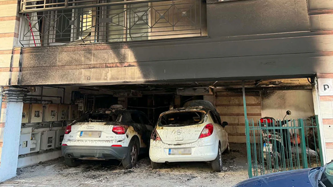 ΦΩΤΟ: Επιθέσεις με γκαζάκια σε σπίτια τριών στελεχών της ΝΔ στη Θεσσαλονίκη, μία γυναίκα διασωληνωμένη