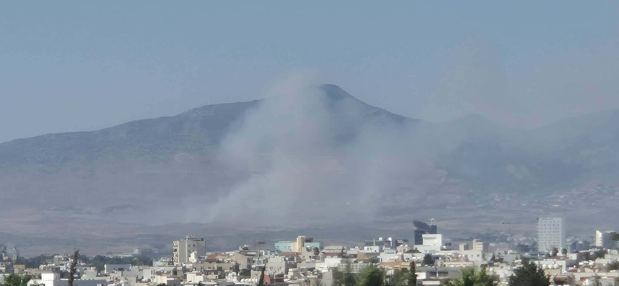 Φωτιά στην κατεχόμενη περιοχή Δικώμου: Πυκνοί καπνοί «σκέπασαν» τη σημαία του ψευδοκράτους