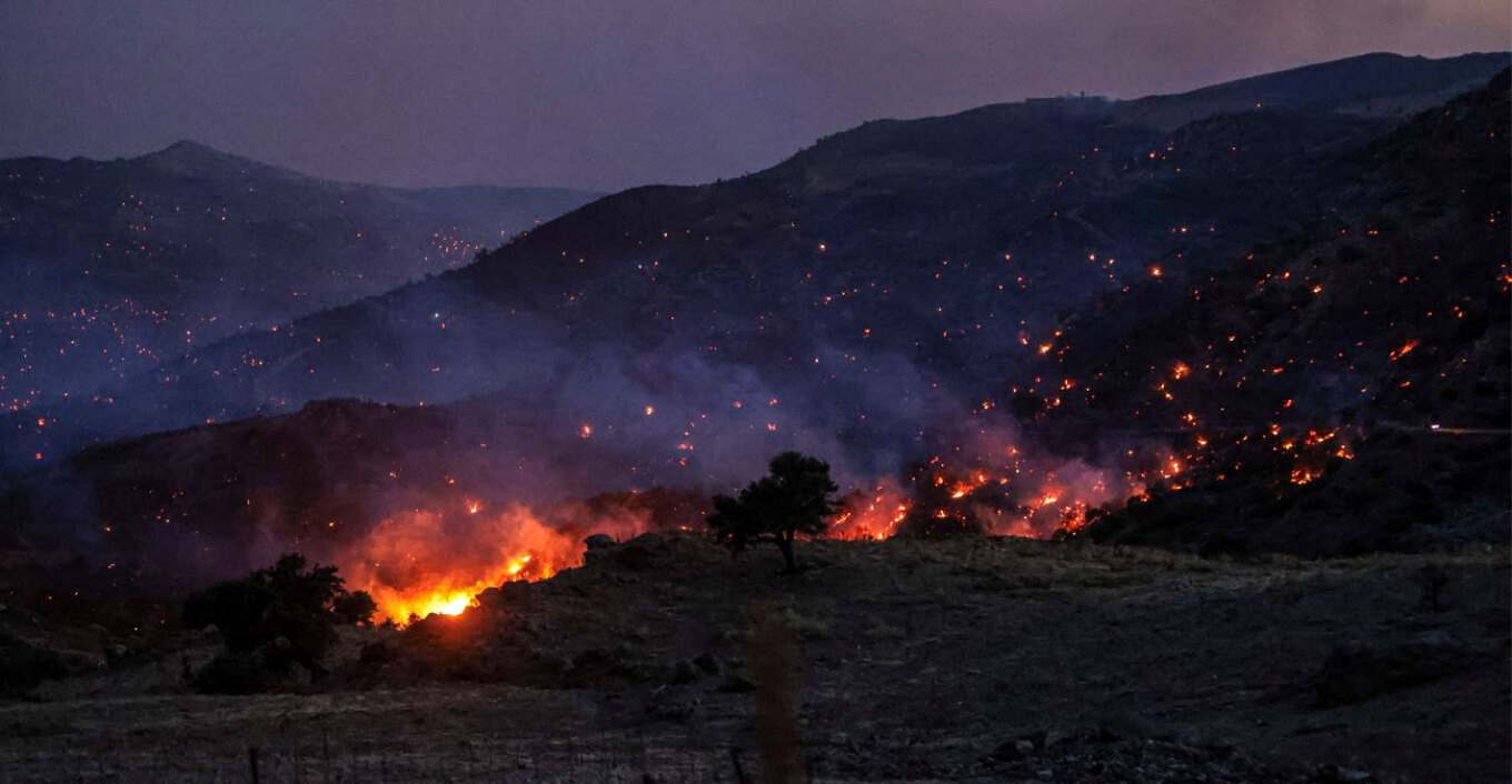 Δύσκολη νύχτα για την Ελλάδα: Σκληρή η μάχη στα πύρινα μέτωπα