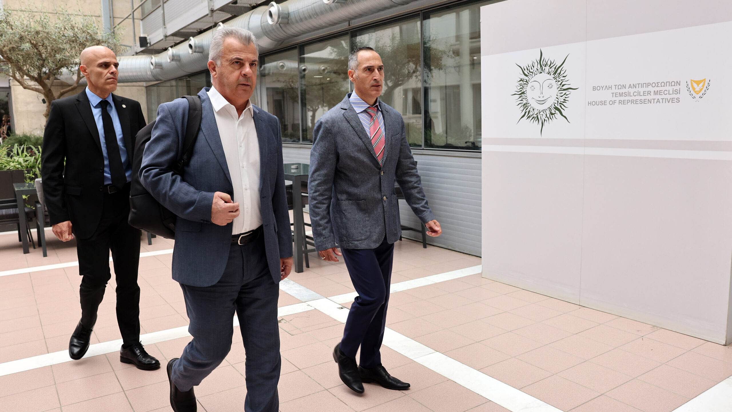 &Epsilon;&kappa;&tau;ό&sigmaf; &phi;&rho;&omicron;&upsilon;&rho;ά&sigmaf; &Phi;&upsilon;&tau;&iota;&rho;ή &pi;έ&nu;&tau;&epsilon; &alpha;&sigma;&tau;&upsilon;&nu;&omicron;&mu;&iota;&kappa;&omicron;ί, &pi;ή&rho;&alpha;&nu; &mu;&epsilon;&tau;&alpha;&theta;έ&sigma;&epsilon;&iota;&sigmaf; &sigma;&epsilon; &Alpha;&sigma;&tau;&upsilon;&nu;&omicron;&mu;&iota;&kappa;έ&sigmaf; &Delta;&iota;&epsilon;&upsilon;&theta;ύ&nu;&sigma;&epsilon;&iota;&sigmaf;