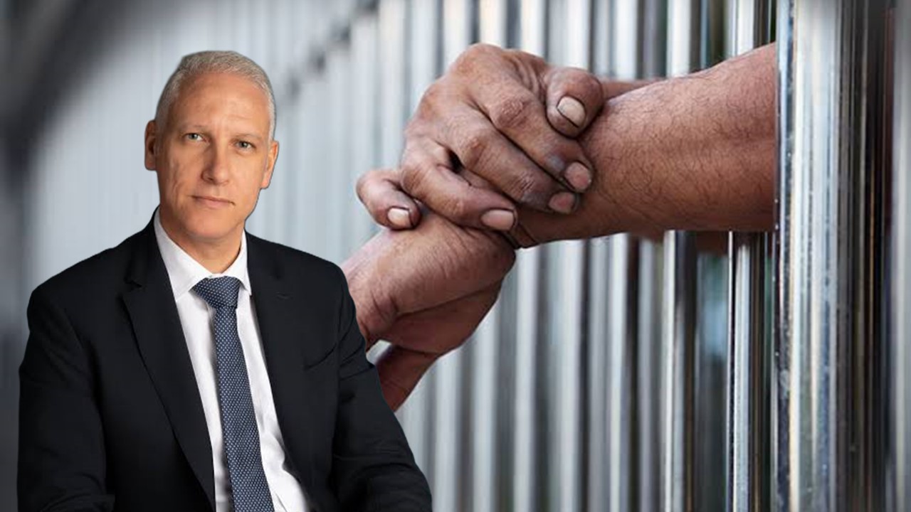 Η προεδρική χάρη σε βαρυποινίτη και η ανάγκη για κριτήρια στις αποφυλακίσεις μαρτύρων
