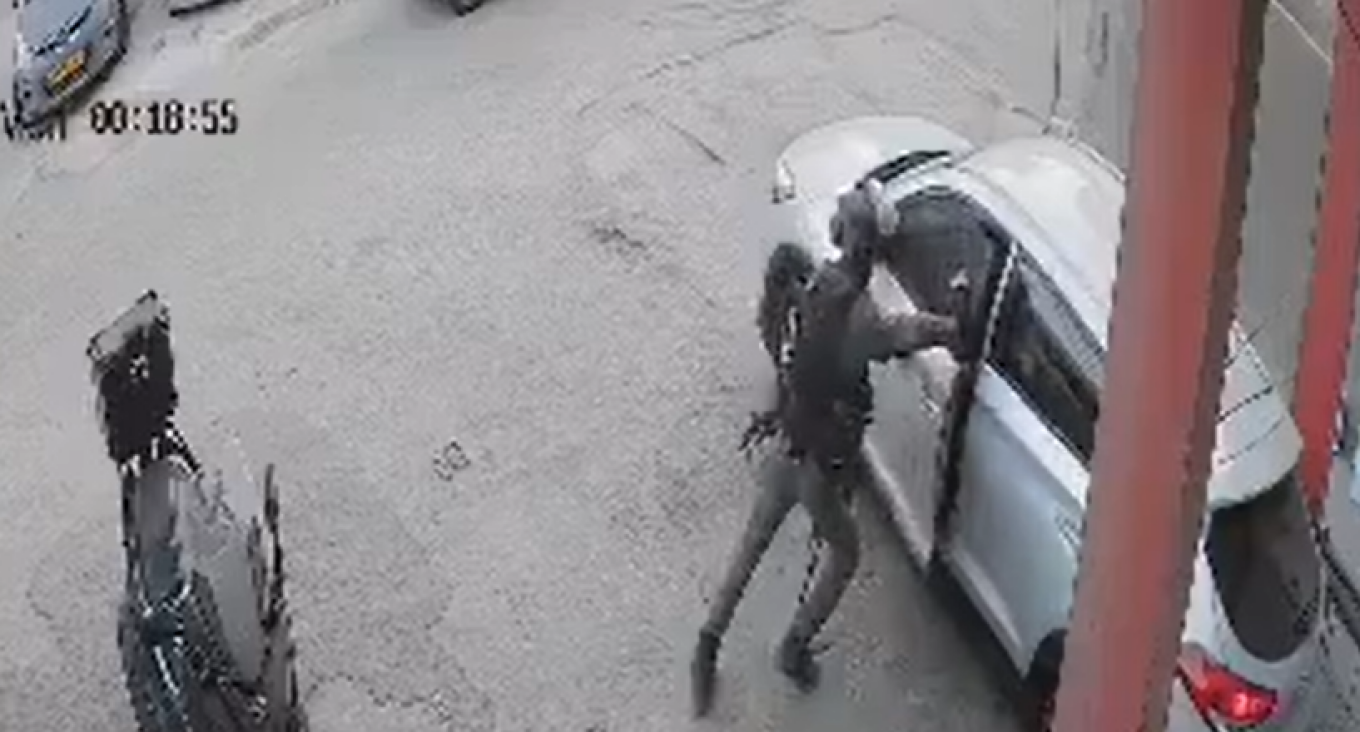 ΒΙΝΤΕΟ: Αστυνομικός στο Ισραήλ πέταξε χειροβομβίδα κρότου-λάμψης μέσα σε αυτοκίνητο