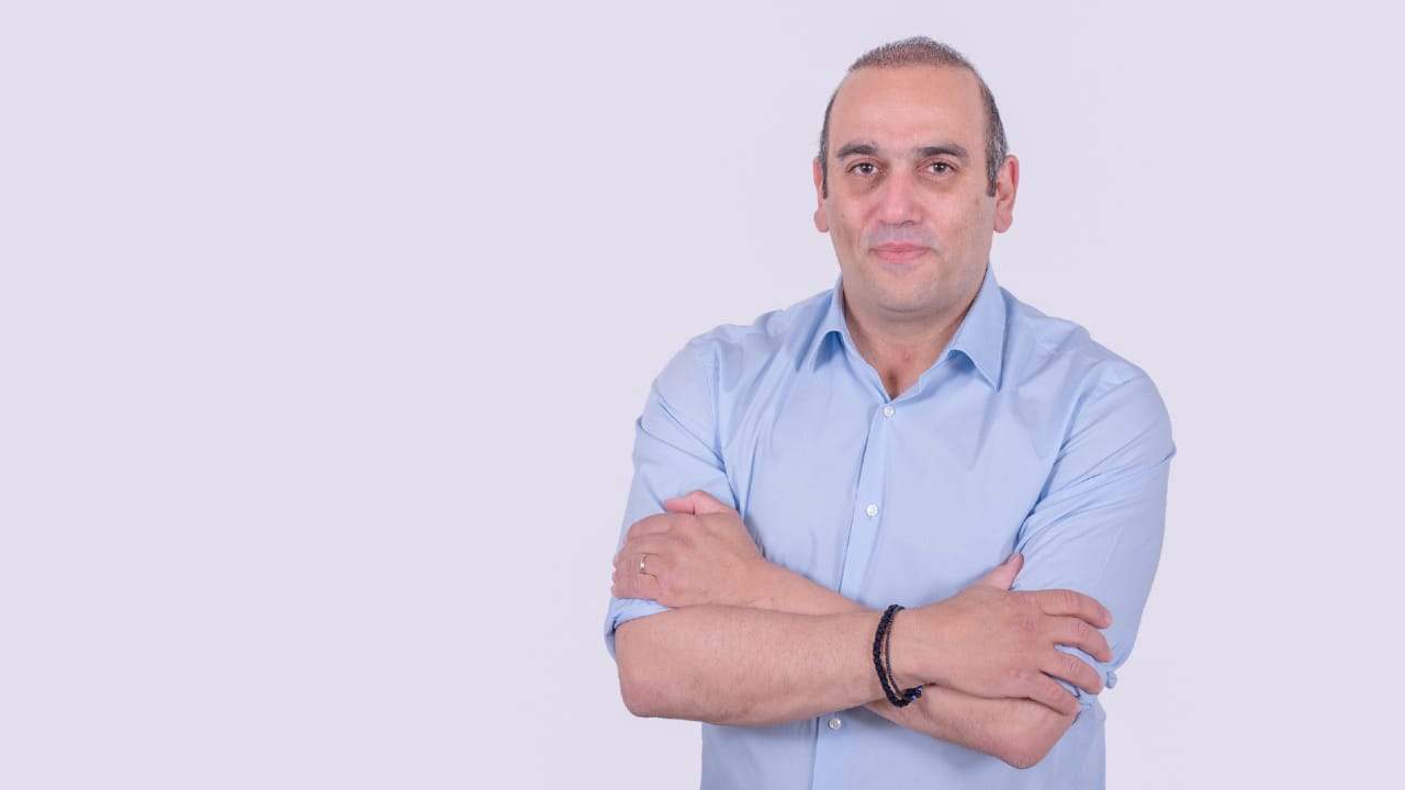 «Καθυστερημένες παρεμβάσεις»: Ερωτήματα Καρούσου για αεροπορική συνδεσιμότητα