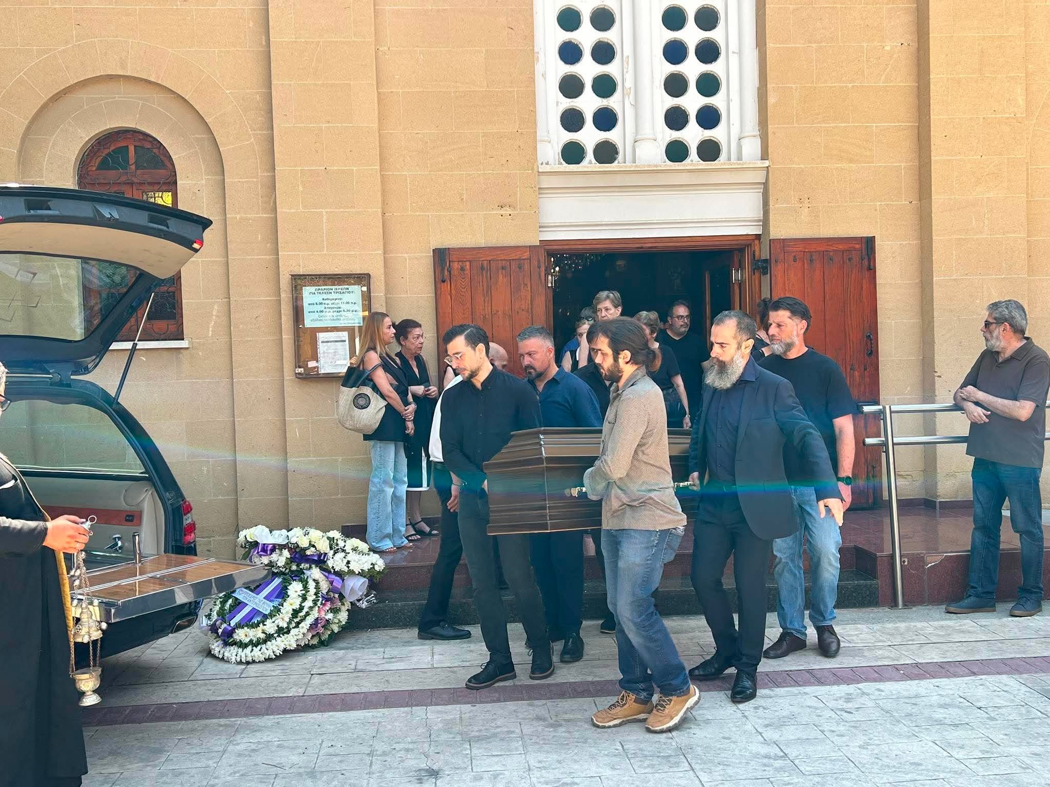 «Ο θάνατος δεν πρόσβαλε την μαγκιά του»: Με χειροκρότημα το τελευταίο αντίο στον Γιώργο Τσαλακό