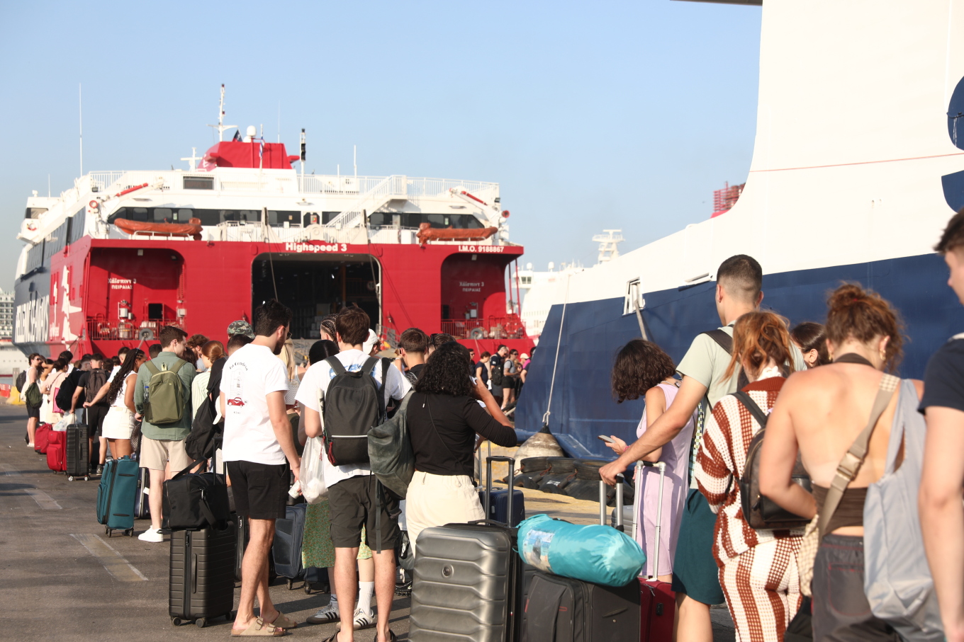 Το αδιαχώρητο στα λιμάνια Πειραιά και Ραφήνας, γεμάτα τα πλοία για τα νησιά