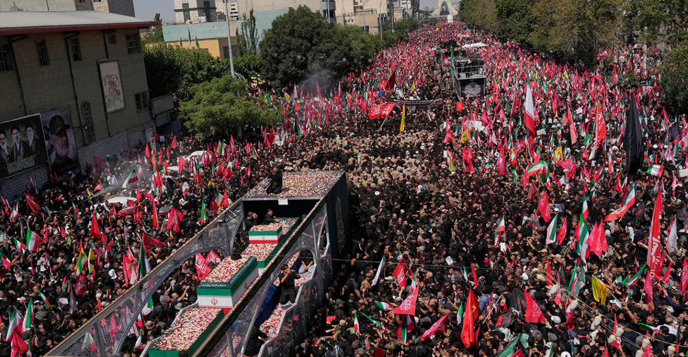 ΒΙΝΤΕΟ: Το φέρετρο του Αλί Χαμενεΐ ξεκίνησε τη διαδρομή του προς το Ιράκ