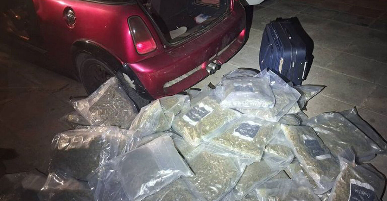 ΦΩΤΟ: Καταδίωξη σε όχημα στην Ελλάδα που κουβαλούσε πάνω από 61 κιλά κάνναβης