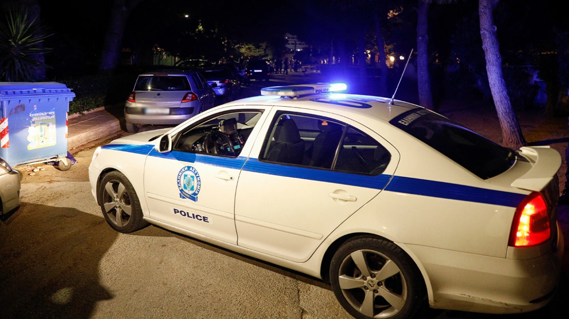Αυτοκίνητο πήρε φωτιά κατά τη διάρκεια καταδίωξης στη Θεσσαλονίκη, ο 40χρονος οδηγός αρνούνταν να βγει