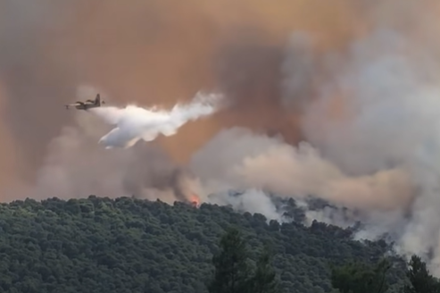 ΒΙΝΤΕΟ: Μεγάλη φωτιά στην Μάνδρα Αττικής, στη μάχη 155 πυροσβέστες και 22 εναέρια μέσα