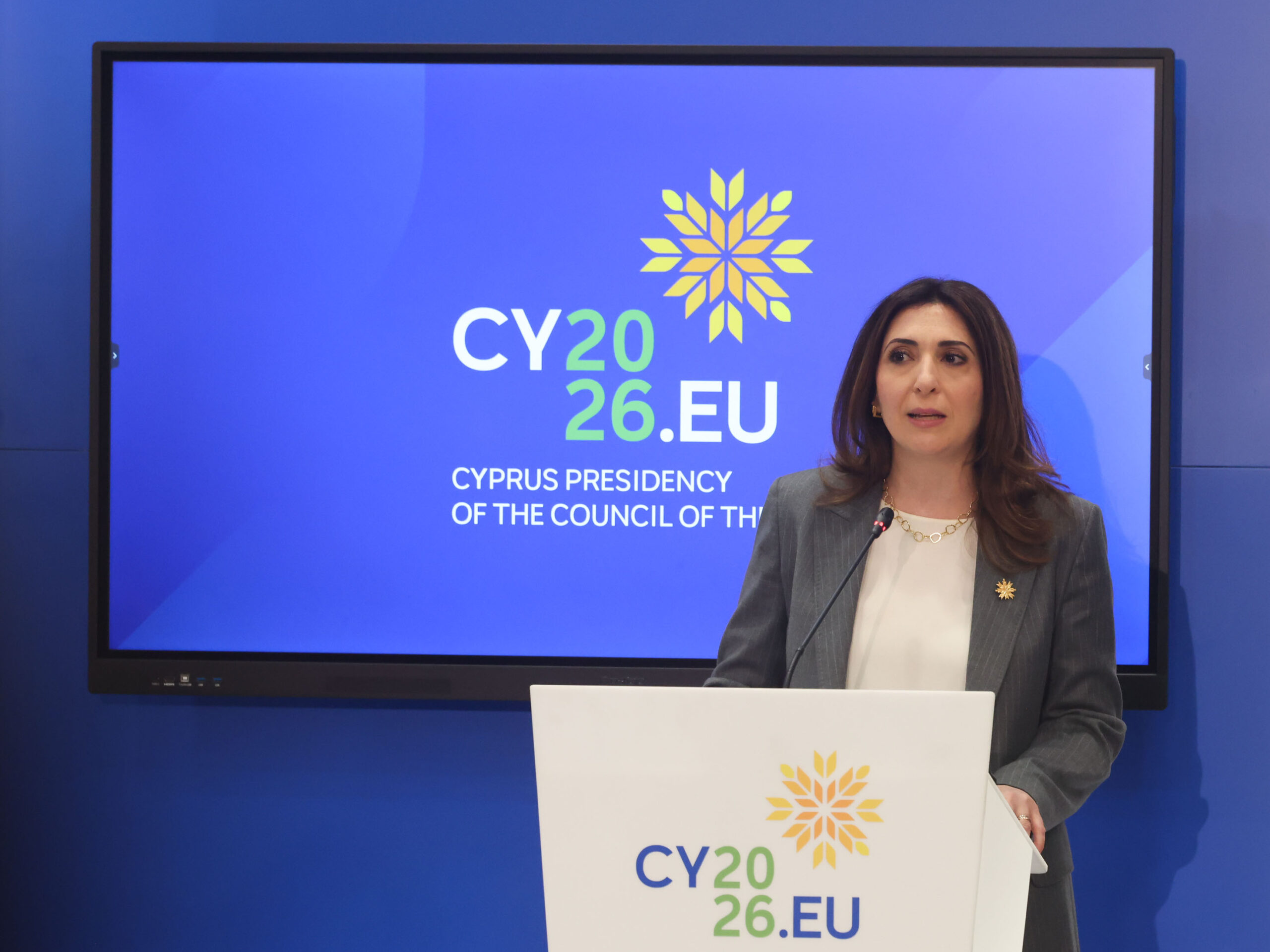 &Sigma;&tau;&alpha; &chi;&alpha;&rho;&alpha;&kappa;ώ&mu;&alpha;&tau;&alpha; &Delta;&Eta;&Sigma;&Upsilon;-&Pi;&rho;&omicron;&epsilon;&delta;&rho;&iota;&kappa;ό &mu;&epsilon; &phi;ό&nu;&tau;&omicron; &tau;&eta; &theta;&eta;&tau;&epsilon;ί&alpha; &Rho;&alpha;&omicron;&upsilon;&nu;ά, &tau;&iota; &sigma;&eta;&mu;&alpha;ί&nu;&epsilon;&iota; &tau;&omicron; &laquo;ό&chi;&iota;&raquo; &tau;&eta;&sigmaf; &Beta;&omicron;&upsilon;&lambda;ή&sigmaf;