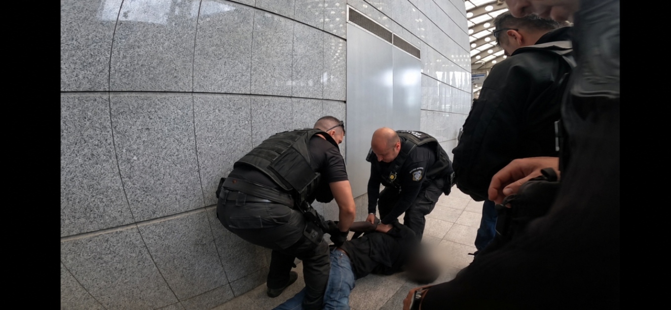 Συναγερμός στην Ελλάδα: Άνδρας μπήκε μέσα στο μετρό και φώναζε «Αλλάχ Άκμπαρ»