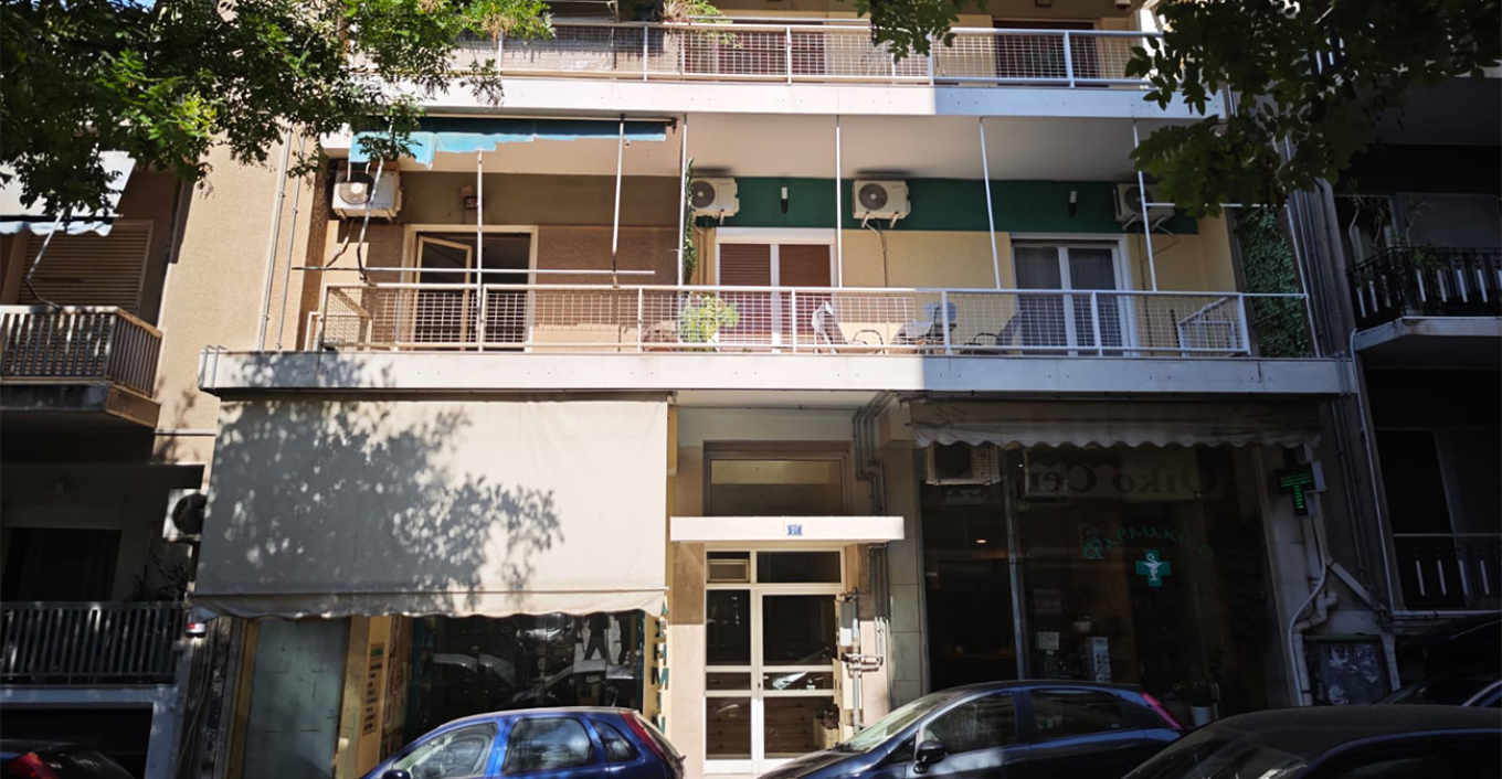 «Εδώ και έναν χρόνο δεν έβγαιναν έξω τα αδέλφια»: Τι λένε οι γείτονες για τον άνδρα σε προχωρημένη σήψη στο Παγκράτι