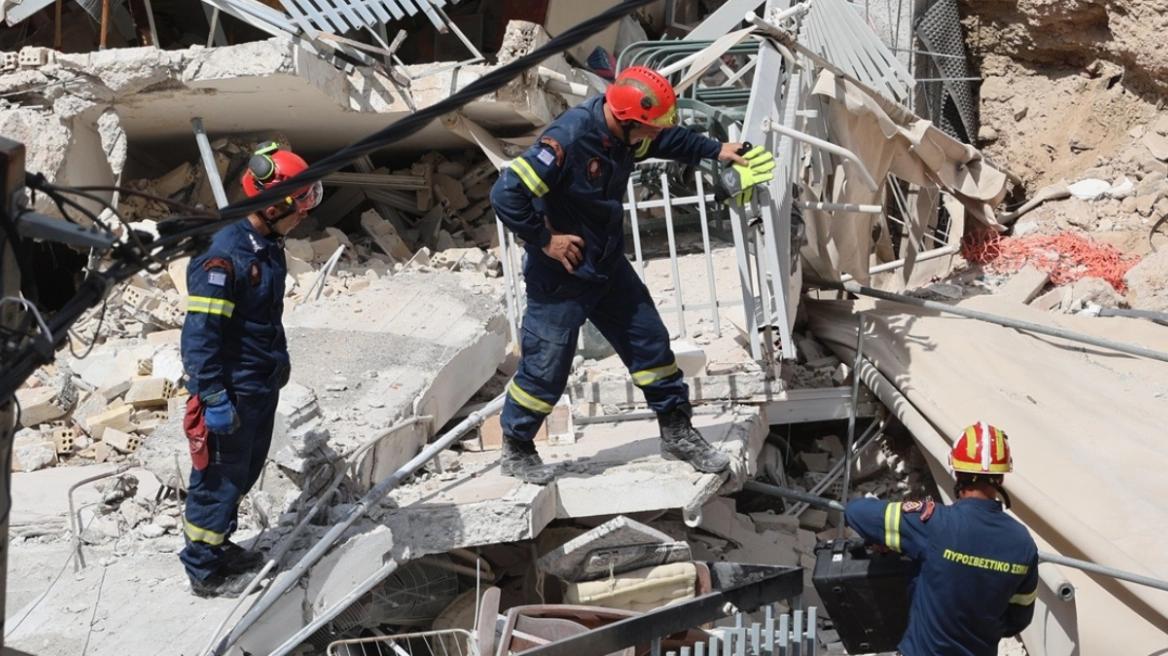 ΦΩΤΟ: Προκαταρκτική εξέταση για την κατάρρευση της πολυκατοικίας στα Πετράλωνα