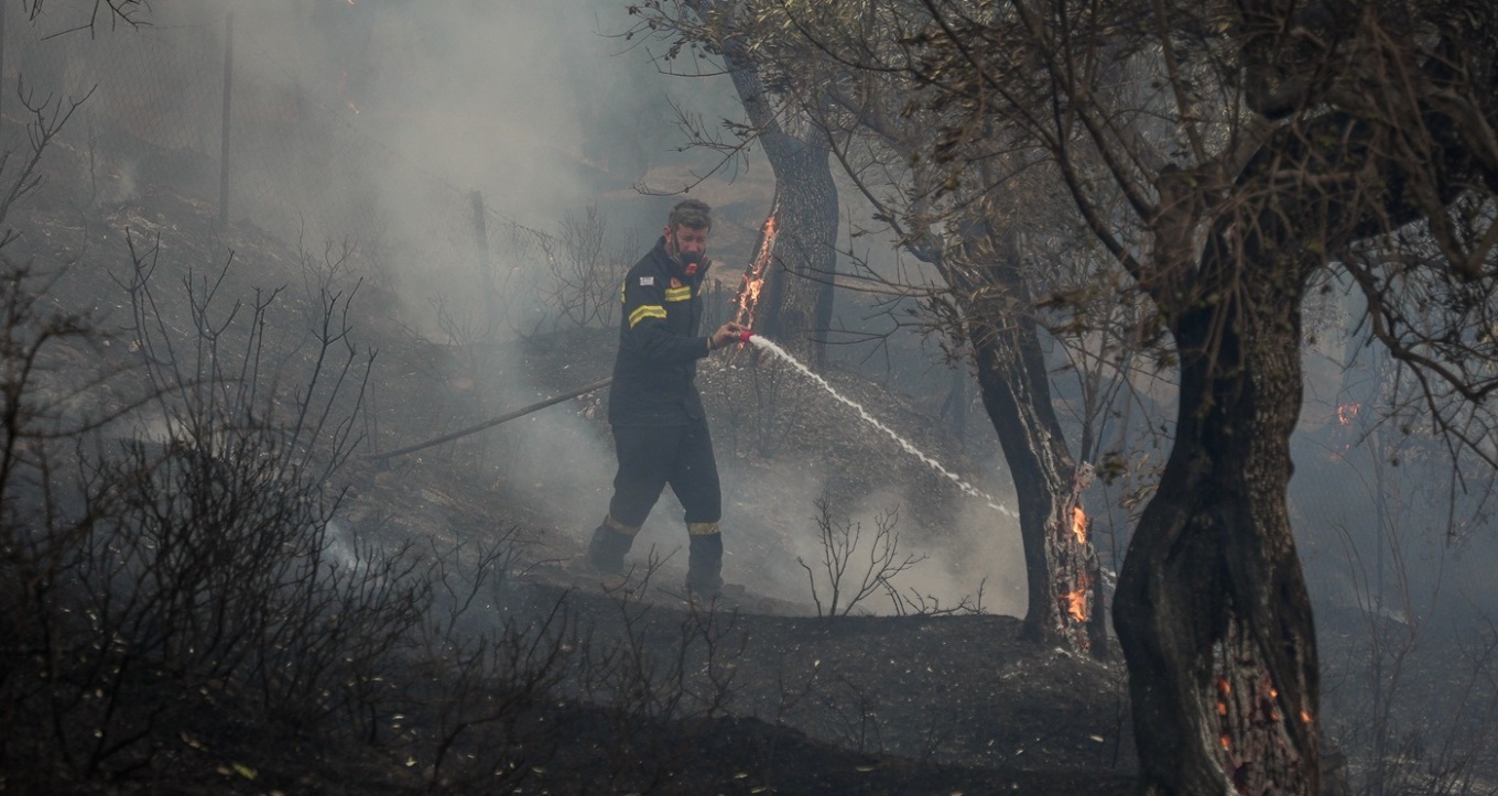 Δραματικές ώρες σε Ρέθυμνο, Σητεία και Πλωμάρι: Τρεις πυροσβέστες νεκροί, εκκενώσεις κι απεγκλωβισμοί (ΒΙΝΤΕΟ)
