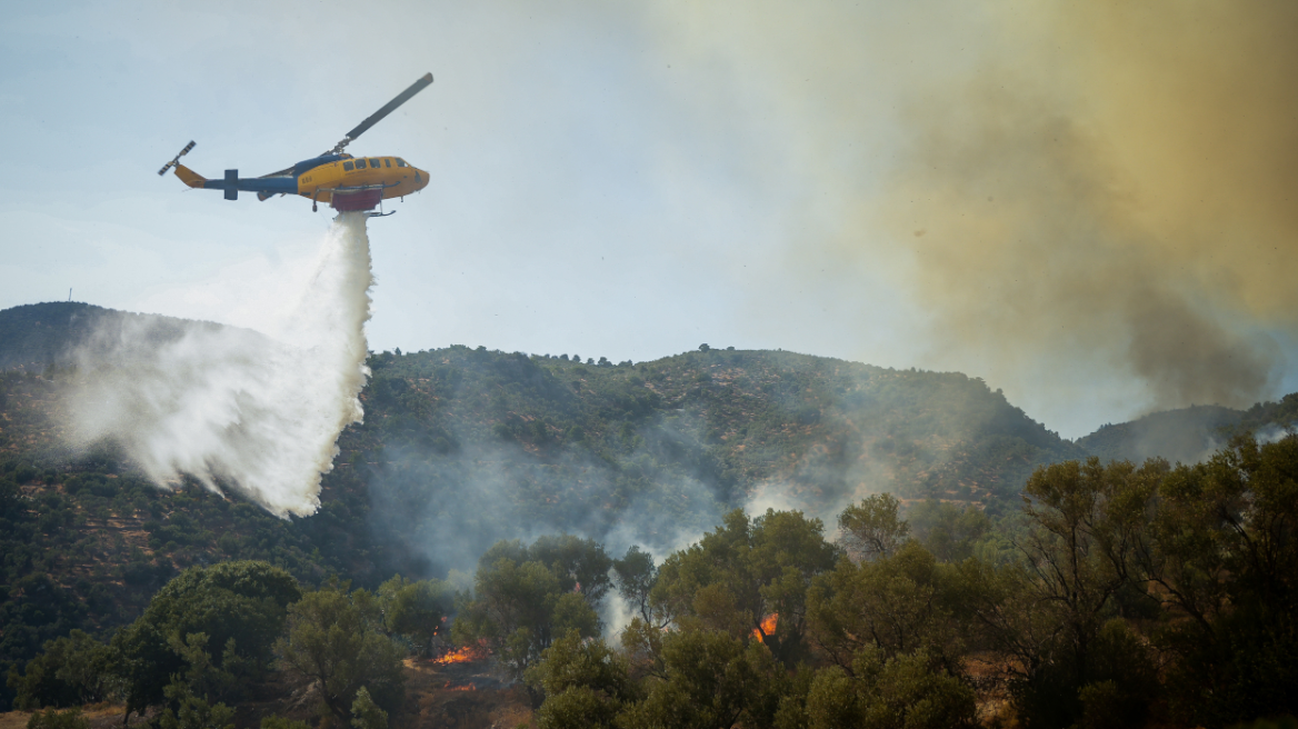 «Πύρινη κόλαση» στην Κρήτη: Τρείς οι νεκροί πυροσβέστες στις πυρκαγιές σε Ρέθυμνο και Γύθειο, καμένα σπίτια και εκκενώσεις χωριών