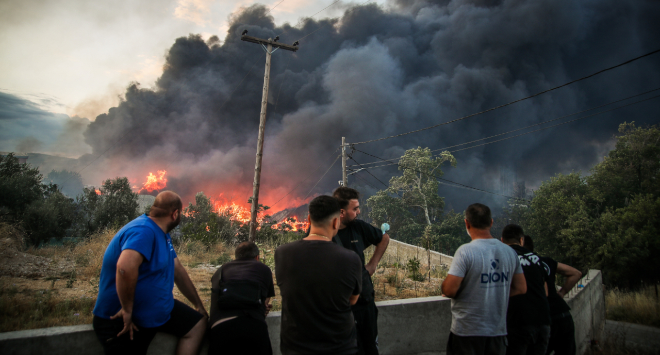 Τοξικό νέφος κάλυψε τη Θεσσαλονίκη εξαιτίας της φωτιάς στο Ωραιόκαστρο (ΦΩΤΟ)
