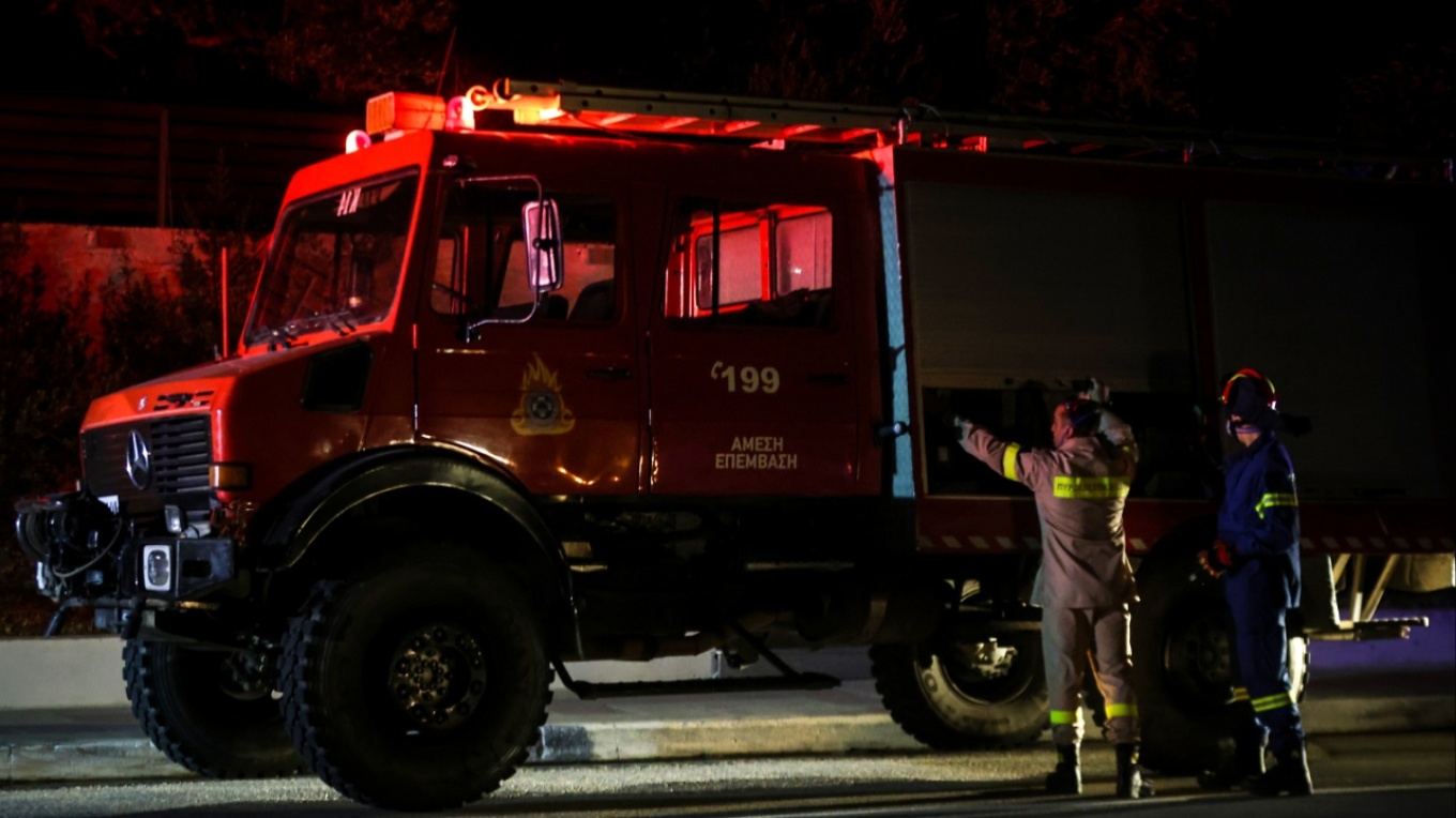 Φωτιά σε διαμέρισμα στην Καλλιθέα: 70χρονος ανασύρθηκε χωρίς τις αισθήσεις του