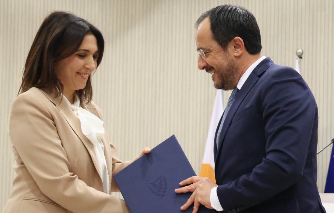 «Κύριε Πρόεδρε, σας ευχαριστώ από καρδιάς»: Τέλος στη θητεία της Ραουνά, παρέδωσε την Έκθεση Πεπραγμένων