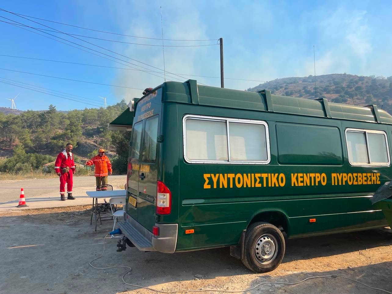 Στο νοσοκομείο νεαρός εθελοντής: Έπεσε από ύψος και τραυματίστηκε στα πόδια, ενώ έδινε μάχη με τις φλόγες στο Καλό Χωριό