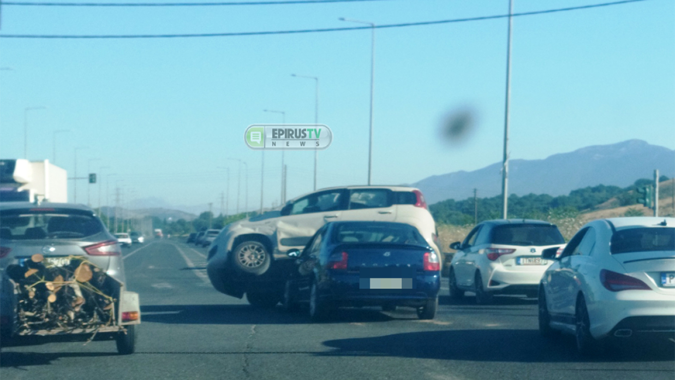 Απίστευτο τροχαίο στα Ιωάννινα: Αυτοκίνητο «σκαρφάλωσε» πάνω σε άλλο (ΦΩΤΟ)